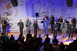 02 Auftaksitz AMaB 2024-11-16 17  Bei der Bürgergarde und den „Blauen Jungs“ - Besuch des 1.Feldlagers der Bürgergarde der Stadt Duisburg im „Haus Kaiserberg“, dem Standquartier der Garde. Den Abend verbrachten wir dann in der Aula vom R.-u.-M.-Mannesmann-Gymnasium, dort veranstaltete die KG Alle Mann an Bord ihre traditionelle Auftaktsitzung. : DVPJ, Holger II, Phil II., Prinz Karneval, Prinz, Prinzessin Mia I., Hofmarschälle, Page, Pagen, Paginnen, HDK, Duisburg, Karneval, Helau, Tollität, Event, Session 2024, Session 2025, HDK Duisburg, Hauptausschuss, Hauptausschuss Karneval Duisburg, Duisburg ist echt