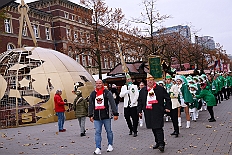 Auftakt HDK 2024-11-16 08  Samstag, 25. Mai 2024 - DAuftakt Hauptausschuss 2024-2025 -  Bei trockenem Novemberwetter zieht der Umzug mit den Gesellschaften über die Königstraße, vorbei am Weihnachtsmarkt, zum Burgplatz vor dem Rathaus. Nachdem der Hoppeditz erwacht ist startet das bunte Programm, gestaltet mit den angeschlossenen Gesellschaften. : DVPJ, Holger II, Phil II., Prinz Karneval, Prinz, Prinzessin Mia I., Hofmarschälle, Page, Pagen, Paginnen, HDK, Duisburg, Karneval, Helau, Tollität, Event, Session 2024, Session 2025, HDK Duisburg, Hauptausschuss, Hauptausschuss Karneval Duisburg, Duisburg ist echt