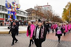 Auftakt HDK 2024-11-16 15  Samstag, 25. Mai 2024 - DAuftakt Hauptausschuss 2024-2025 -  Bei trockenem Novemberwetter zieht der Umzug mit den Gesellschaften über die Königstraße, vorbei am Weihnachtsmarkt, zum Burgplatz vor dem Rathaus. Nachdem der Hoppeditz erwacht ist startet das bunte Programm, gestaltet mit den angeschlossenen Gesellschaften. : DVPJ, Holger II, Phil II., Prinz Karneval, Prinz, Prinzessin Mia I., Hofmarschälle, Page, Pagen, Paginnen, HDK, Duisburg, Karneval, Helau, Tollität, Event, Session 2024, Session 2025, HDK Duisburg, Hauptausschuss, Hauptausschuss Karneval Duisburg, Duisburg ist echt