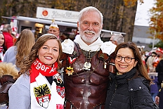 Auftakt HDK 2024-11-16 42  Samstag, 25. Mai 2024 - DAuftakt Hauptausschuss 2024-2025 -  Bei trockenem Novemberwetter zieht der Umzug mit den Gesellschaften über die Königstraße, vorbei am Weihnachtsmarkt, zum Burgplatz vor dem Rathaus. Nachdem der Hoppeditz erwacht ist startet das bunte Programm, gestaltet mit den angeschlossenen Gesellschaften. : DVPJ, Holger II, Phil II., Prinz Karneval, Prinz, Prinzessin Mia I., Hofmarschälle, Page, Pagen, Paginnen, HDK, Duisburg, Karneval, Helau, Tollität, Event, Session 2024, Session 2025, HDK Duisburg, Hauptausschuss, Hauptausschuss Karneval Duisburg, Duisburg ist echt