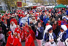 Auftakt HDK 2024-11-16 47  Samstag, 25. Mai 2024 - DAuftakt Hauptausschuss 2024-2025 -  Bei trockenem Novemberwetter zieht der Umzug mit den Gesellschaften über die Königstraße, vorbei am Weihnachtsmarkt, zum Burgplatz vor dem Rathaus. Nachdem der Hoppeditz erwacht ist startet das bunte Programm, gestaltet mit den angeschlossenen Gesellschaften. : DVPJ, Holger II, Phil II., Prinz Karneval, Prinz, Prinzessin Mia I., Hofmarschälle, Page, Pagen, Paginnen, HDK, Duisburg, Karneval, Helau, Tollität, Event, Session 2024, Session 2025, HDK Duisburg, Hauptausschuss, Hauptausschuss Karneval Duisburg, Duisburg ist echt