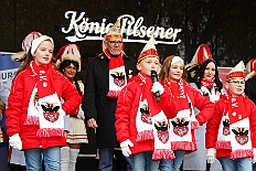 Auftakt HDK 2024-11-16 50  Samstag, 25. Mai 2024 - DAuftakt Hauptausschuss 2024-2025 -  Bei trockenem Novemberwetter zieht der Umzug mit den Gesellschaften über die Königstraße, vorbei am Weihnachtsmarkt, zum Burgplatz vor dem Rathaus. Nachdem der Hoppeditz erwacht ist startet das bunte Programm, gestaltet mit den angeschlossenen Gesellschaften. : DVPJ, Holger II, Phil II., Prinz Karneval, Prinz, Prinzessin Mia I., Hofmarschälle, Page, Pagen, Paginnen, HDK, Duisburg, Karneval, Helau, Tollität, Event, Session 2024, Session 2025, HDK Duisburg, Hauptausschuss, Hauptausschuss Karneval Duisburg, Duisburg ist echt
