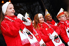 Auftakt HDK 2024-11-16 52  Samstag, 25. Mai 2024 - DAuftakt Hauptausschuss 2024-2025 -  Bei trockenem Novemberwetter zieht der Umzug mit den Gesellschaften über die Königstraße, vorbei am Weihnachtsmarkt, zum Burgplatz vor dem Rathaus. Nachdem der Hoppeditz erwacht ist startet das bunte Programm, gestaltet mit den angeschlossenen Gesellschaften. : DVPJ, Holger II, Phil II., Prinz Karneval, Prinz, Prinzessin Mia I., Hofmarschälle, Page, Pagen, Paginnen, HDK, Duisburg, Karneval, Helau, Tollität, Event, Session 2024, Session 2025, HDK Duisburg, Hauptausschuss, Hauptausschuss Karneval Duisburg, Duisburg ist echt