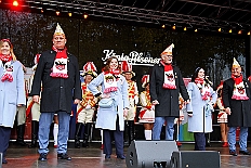 Auftakt HDK 2024-11-16 55  Samstag, 25. Mai 2024 - DAuftakt Hauptausschuss 2024-2025 -  Bei trockenem Novemberwetter zieht der Umzug mit den Gesellschaften über die Königstraße, vorbei am Weihnachtsmarkt, zum Burgplatz vor dem Rathaus. Nachdem der Hoppeditz erwacht ist startet das bunte Programm, gestaltet mit den angeschlossenen Gesellschaften. : DVPJ, Holger II, Phil II., Prinz Karneval, Prinz, Prinzessin Mia I., Hofmarschälle, Page, Pagen, Paginnen, HDK, Duisburg, Karneval, Helau, Tollität, Event, Session 2024, Session 2025, HDK Duisburg, Hauptausschuss, Hauptausschuss Karneval Duisburg, Duisburg ist echt
