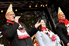 Auftakt HDK 2024-11-16 56  Samstag, 25. Mai 2024 - DAuftakt Hauptausschuss 2024-2025 -  Bei trockenem Novemberwetter zieht der Umzug mit den Gesellschaften über die Königstraße, vorbei am Weihnachtsmarkt, zum Burgplatz vor dem Rathaus. Nachdem der Hoppeditz erwacht ist startet das bunte Programm, gestaltet mit den angeschlossenen Gesellschaften. : DVPJ, Holger II, Phil II., Prinz Karneval, Prinz, Prinzessin Mia I., Hofmarschälle, Page, Pagen, Paginnen, HDK, Duisburg, Karneval, Helau, Tollität, Event, Session 2024, Session 2025, HDK Duisburg, Hauptausschuss, Hauptausschuss Karneval Duisburg, Duisburg ist echt