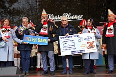 Auftakt HDK 2024-11-16 58  Samstag, 25. Mai 2024 - DAuftakt Hauptausschuss 2024-2025 -  Bei trockenem Novemberwetter zieht der Umzug mit den Gesellschaften über die Königstraße, vorbei am Weihnachtsmarkt, zum Burgplatz vor dem Rathaus. Nachdem der Hoppeditz erwacht ist startet das bunte Programm, gestaltet mit den angeschlossenen Gesellschaften. : DVPJ, Holger II, Phil II., Prinz Karneval, Prinz, Prinzessin Mia I., Hofmarschälle, Page, Pagen, Paginnen, HDK, Duisburg, Karneval, Helau, Tollität, Event, Session 2024, Session 2025, HDK Duisburg, Hauptausschuss, Hauptausschuss Karneval Duisburg, Duisburg ist echt