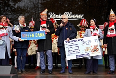 Auftakt HDK 2024-11-16 59  Samstag, 25. Mai 2024 - DAuftakt Hauptausschuss 2024-2025 -  Bei trockenem Novemberwetter zieht der Umzug mit den Gesellschaften über die Königstraße, vorbei am Weihnachtsmarkt, zum Burgplatz vor dem Rathaus. Nachdem der Hoppeditz erwacht ist startet das bunte Programm, gestaltet mit den angeschlossenen Gesellschaften. : DVPJ, Holger II, Phil II., Prinz Karneval, Prinz, Prinzessin Mia I., Hofmarschälle, Page, Pagen, Paginnen, HDK, Duisburg, Karneval, Helau, Tollität, Event, Session 2024, Session 2025, HDK Duisburg, Hauptausschuss, Hauptausschuss Karneval Duisburg, Duisburg ist echt
