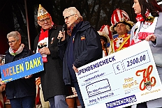 Auftakt HDK 2024-11-16 60  Samstag, 25. Mai 2024 - DAuftakt Hauptausschuss 2024-2025 -  Bei trockenem Novemberwetter zieht der Umzug mit den Gesellschaften über die Königstraße, vorbei am Weihnachtsmarkt, zum Burgplatz vor dem Rathaus. Nachdem der Hoppeditz erwacht ist startet das bunte Programm, gestaltet mit den angeschlossenen Gesellschaften. : DVPJ, Holger II, Phil II., Prinz Karneval, Prinz, Prinzessin Mia I., Hofmarschälle, Page, Pagen, Paginnen, HDK, Duisburg, Karneval, Helau, Tollität, Event, Session 2024, Session 2025, HDK Duisburg, Hauptausschuss, Hauptausschuss Karneval Duisburg, Duisburg ist echt