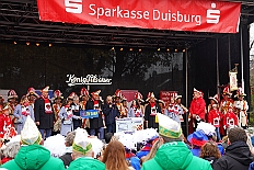 Auftakt HDK 2024-11-16 61  Samstag, 25. Mai 2024 - DAuftakt Hauptausschuss 2024-2025 -  Bei trockenem Novemberwetter zieht der Umzug mit den Gesellschaften über die Königstraße, vorbei am Weihnachtsmarkt, zum Burgplatz vor dem Rathaus. Nachdem der Hoppeditz erwacht ist startet das bunte Programm, gestaltet mit den angeschlossenen Gesellschaften. : DVPJ, Holger II, Phil II., Prinz Karneval, Prinz, Prinzessin Mia I., Hofmarschälle, Page, Pagen, Paginnen, HDK, Duisburg, Karneval, Helau, Tollität, Event, Session 2024, Session 2025, HDK Duisburg, Hauptausschuss, Hauptausschuss Karneval Duisburg, Duisburg ist echt