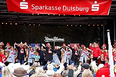 Auftakt HDK 2024-11-16 62  Samstag, 25. Mai 2024 - DAuftakt Hauptausschuss 2024-2025 -  Bei trockenem Novemberwetter zieht der Umzug mit den Gesellschaften über die Königstraße, vorbei am Weihnachtsmarkt, zum Burgplatz vor dem Rathaus. Nachdem der Hoppeditz erwacht ist startet das bunte Programm, gestaltet mit den angeschlossenen Gesellschaften. : DVPJ, Holger II, Phil II., Prinz Karneval, Prinz, Prinzessin Mia I., Hofmarschälle, Page, Pagen, Paginnen, HDK, Duisburg, Karneval, Helau, Tollität, Event, Session 2024, Session 2025, HDK Duisburg, Hauptausschuss, Hauptausschuss Karneval Duisburg, Duisburg ist echt
