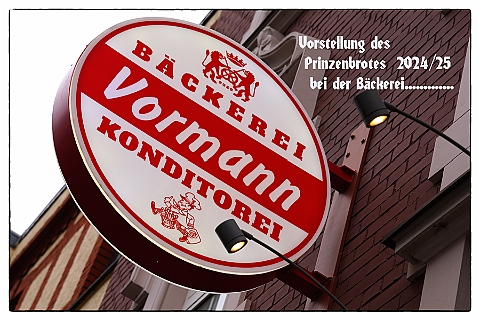 Auftakt HDK 2024-11-16 01  Das Prinzenbrot 2025 - Auch der des. Prinz Holger II. lässt ein Prinzenbrot backen. Im letzten Jahr hat die Bäckerei und Konditorei „Vormann“ die Tradition vom Bäcker „ZIBO“, Thomas Zimmermann, erstmalig übernommen und führt sie in diesem Jahr fort. : DVPJ, Holger II, Phil II., Prinz Karneval, Prinz, Prinzessin Mia I., Hofmarschälle, Page, Pagen, Paginnen, HDK, Duisburg, Karneval, Helau, Tollität, Event, Session 2024, Session 2025, HDK Duisburg, Hauptausschuss, Hauptausschuss Karneval Duisburg, Duisburg ist echt
