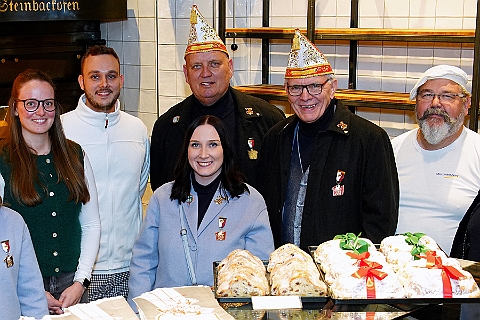 Auftakt HDK 2024-11-16 02  Das Prinzenbrot 2025 - Auch der des. Prinz Holger II. lässt ein Prinzenbrot backen. Im letzten Jahr hat die Bäckerei und Konditorei „Vormann“ die Tradition vom Bäcker „ZIBO“, Thomas Zimmermann, erstmalig übernommen und führt sie in diesem Jahr fort. : DVPJ, Holger II, Phil II., Prinz Karneval, Prinz, Prinzessin Mia I., Hofmarschälle, Page, Pagen, Paginnen, HDK, Duisburg, Karneval, Helau, Tollität, Event, Session 2024, Session 2025, HDK Duisburg, Hauptausschuss, Hauptausschuss Karneval Duisburg, Duisburg ist echt
