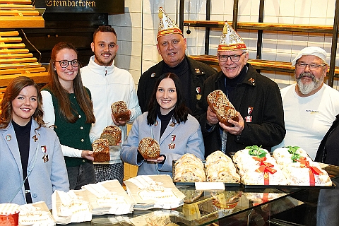 Auftakt HDK 2024-11-16 04  Das Prinzenbrot 2025 - Auch der des. Prinz Holger II. lässt ein Prinzenbrot backen. Im letzten Jahr hat die Bäckerei und Konditorei „Vormann“ die Tradition vom Bäcker „ZIBO“, Thomas Zimmermann, erstmalig übernommen und führt sie in diesem Jahr fort. : DVPJ, Holger II, Phil II., Prinz Karneval, Prinz, Prinzessin Mia I., Hofmarschälle, Page, Pagen, Paginnen, HDK, Duisburg, Karneval, Helau, Tollität, Event, Session 2024, Session 2025, HDK Duisburg, Hauptausschuss, Hauptausschuss Karneval Duisburg, Duisburg ist echt