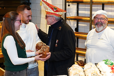 Auftakt HDK 2024-11-16 05  Das Prinzenbrot 2025 - Auch der des. Prinz Holger II. lässt ein Prinzenbrot backen. Im letzten Jahr hat die Bäckerei und Konditorei „Vormann“ die Tradition vom Bäcker „ZIBO“, Thomas Zimmermann, erstmalig übernommen und führt sie in diesem Jahr fort. : DVPJ, Holger II, Phil II., Prinz Karneval, Prinz, Prinzessin Mia I., Hofmarschälle, Page, Pagen, Paginnen, HDK, Duisburg, Karneval, Helau, Tollität, Event, Session 2024, Session 2025, HDK Duisburg, Hauptausschuss, Hauptausschuss Karneval Duisburg, Duisburg ist echt