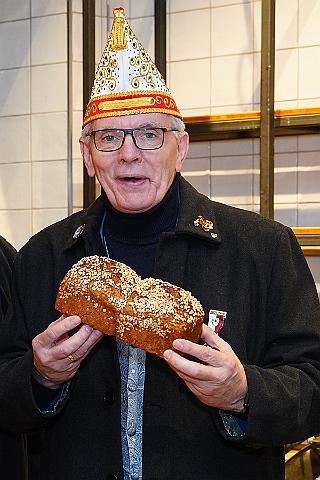 Auftakt HDK 2024-11-16 07  Das Prinzenbrot 2025 - Auch der des. Prinz Holger II. lässt ein Prinzenbrot backen. Im letzten Jahr hat die Bäckerei und Konditorei „Vormann“ die Tradition vom Bäcker „ZIBO“, Thomas Zimmermann, erstmalig übernommen und führt sie in diesem Jahr fort. : DVPJ, Holger II, Phil II., Prinz Karneval, Prinz, Prinzessin Mia I., Hofmarschälle, Page, Pagen, Paginnen, HDK, Duisburg, Karneval, Helau, Tollität, Event, Session 2024, Session 2025, HDK Duisburg, Hauptausschuss, Hauptausschuss Karneval Duisburg, Duisburg ist echt
