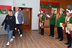 02 RegimentsapBuergeGard 2024-11-23 03  Am Samstag 23. November - „High Noon“ in Bissingheim. Die KG Schottenzunft veranstaltet dort ihre erste Herrensitzung. Später waren wir Gäste beim 2. Regimentsappell der Bürgergarde im „Karl Martin Haus“ in Buchholz. Und dann ging’s zum Heimspiel für Holger, Detlef und Jana. Im KGV „Grüner Winkel“ hatte die Tanzsportabteilung den Sessionsauftakt der Roten Funken organisiert. : DVPJ, Holger II, Phil II., Prinz Karneval, Prinz, Prinzessin Mia I., Hofmarschälle, Page, Pagen, Paginnen, HDK, Duisburg, Karneval, Helau, Tollität, Event, Session 2024, Session 2025, HDK Duisburg, Hauptausschuss, Hauptausschuss Karneval Duisburg, Duisburg ist echt