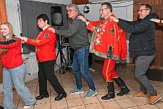03 SessionsauftaRoteFunken 2024-11-23 19  Am Samstag 23. November - „High Noon“ in Bissingheim. Die KG Schottenzunft veranstaltet dort ihre erste Herrensitzung. Später waren wir Gäste beim 2. Regimentsappell der Bürgergarde im „Karl Martin Haus“ in Buchholz. Und dann ging’s zum Heimspiel für Holger, Detlef und Jana. Im KGV „Grüner Winkel“ hatte die Tanzsportabteilung den Sessionsauftakt der Roten Funken organisiert. : DVPJ, Holger II, Phil II., Prinz Karneval, Prinz, Prinzessin Mia I., Hofmarschälle, Page, Pagen, Paginnen, HDK, Duisburg, Karneval, Helau, Tollität, Event, Session 2024, Session 2025, HDK Duisburg, Hauptausschuss, Hauptausschuss Karneval Duisburg, Duisburg ist echt