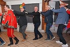 03 SessionsauftaRoteFunken 2024-11-23 20  Am Samstag 23. November - „High Noon“ in Bissingheim. Die KG Schottenzunft veranstaltet dort ihre erste Herrensitzung. Später waren wir Gäste beim 2. Regimentsappell der Bürgergarde im „Karl Martin Haus“ in Buchholz. Und dann ging’s zum Heimspiel für Holger, Detlef und Jana. Im KGV „Grüner Winkel“ hatte die Tanzsportabteilung den Sessionsauftakt der Roten Funken organisiert. : DVPJ, Holger II, Phil II., Prinz Karneval, Prinz, Prinzessin Mia I., Hofmarschälle, Page, Pagen, Paginnen, HDK, Duisburg, Karneval, Helau, Tollität, Event, Session 2024, Session 2025, HDK Duisburg, Hauptausschuss, Hauptausschuss Karneval Duisburg, Duisburg ist echt