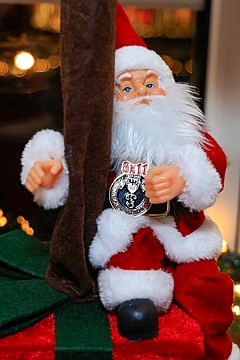01 Stammtisch PG 2024-12-08 01  Ho, ho, ho… - Am Nikolaustag waren wir Gäste beim Stammtisch der Prinzengarde Duisburg im Coupe 1900 in Großenbaum. Samstags besuchten wir zuerst den Adventsbasar der Stadtgarde Rot-Weiss. Am Abend stand im IntercityHotel dann Weihnachtsfeier der Roten Funken auf dem Plan. Sonntags rundete das „Garde glühen“ der Prinzengarde an ihrem Archiv das weihnachtliche Wochenende ab. : DVPJ, Holger II, Phil II., Prinz Karneval, Prinz, Prinzessin Mia I., Hofmarschälle, Page, Pagen, Paginnen, HDK, Duisburg, Karneval, Helau, Tollität, Event, Session 2024, Session 2025, HDK Duisburg, Hauptausschuss, Hauptausschuss Karneval Duisburg, Duisburg ist echt