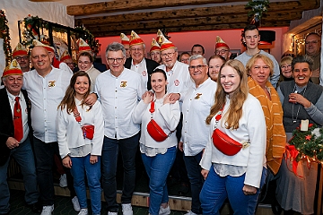 01 Stammtisch PG 2024-12-08 02  Ho, ho, ho… - Am Nikolaustag waren wir Gäste beim Stammtisch der Prinzengarde Duisburg im Coupe 1900 in Großenbaum. Samstags besuchten wir zuerst den Adventsbasar der Stadtgarde Rot-Weiss. Am Abend stand im IntercityHotel dann Weihnachtsfeier der Roten Funken auf dem Plan. Sonntags rundete das „Garde glühen“ der Prinzengarde an ihrem Archiv das weihnachtliche Wochenende ab. : DVPJ, Holger II, Phil II., Prinz Karneval, Prinz, Prinzessin Mia I., Hofmarschälle, Page, Pagen, Paginnen, HDK, Duisburg, Karneval, Helau, Tollität, Event, Session 2024, Session 2025, HDK Duisburg, Hauptausschuss, Hauptausschuss Karneval Duisburg, Duisburg ist echt