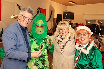 02 Advent Stadtg 2024-12-08 01  Ho, ho, ho… - Am Nikolaustag waren wir Gäste beim Stammtisch der Prinzengarde Duisburg im Coupe 1900 in Großenbaum. Samstags besuchten wir zuerst den Adventsbasar der Stadtgarde Rot-Weiss. Am Abend stand im IntercityHotel dann Weihnachtsfeier der Roten Funken auf dem Plan. Sonntags rundete das „Garde glühen“ der Prinzengarde an ihrem Archiv das weihnachtliche Wochenende ab. : DVPJ, Holger II, Phil II., Prinz Karneval, Prinz, Prinzessin Mia I., Hofmarschälle, Page, Pagen, Paginnen, HDK, Duisburg, Karneval, Helau, Tollität, Event, Session 2024, Session 2025, HDK Duisburg, Hauptausschuss, Hauptausschuss Karneval Duisburg, Duisburg ist echt
