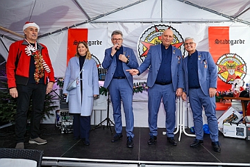 02 Advent Stadtg 2024-12-08 02  Ho, ho, ho… - Am Nikolaustag waren wir Gäste beim Stammtisch der Prinzengarde Duisburg im Coupe 1900 in Großenbaum. Samstags besuchten wir zuerst den Adventsbasar der Stadtgarde Rot-Weiss. Am Abend stand im IntercityHotel dann Weihnachtsfeier der Roten Funken auf dem Plan. Sonntags rundete das „Garde glühen“ der Prinzengarde an ihrem Archiv das weihnachtliche Wochenende ab. : DVPJ, Holger II, Phil II., Prinz Karneval, Prinz, Prinzessin Mia I., Hofmarschälle, Page, Pagen, Paginnen, HDK, Duisburg, Karneval, Helau, Tollität, Event, Session 2024, Session 2025, HDK Duisburg, Hauptausschuss, Hauptausschuss Karneval Duisburg, Duisburg ist echt