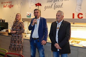 03 Weihnfe RoteFunken 2024-12-08 02  Ho, ho, ho… - Am Nikolaustag waren wir Gäste beim Stammtisch der Prinzengarde Duisburg im Coupe 1900 in Großenbaum. Samstags besuchten wir zuerst den Adventsbasar der Stadtgarde Rot-Weiss. Am Abend stand im IntercityHotel dann Weihnachtsfeier der Roten Funken auf dem Plan. Sonntags rundete das „Garde glühen“ der Prinzengarde an ihrem Archiv das weihnachtliche Wochenende ab. : DVPJ, Holger II, Phil II., Prinz Karneval, Prinz, Prinzessin Mia I., Hofmarschälle, Page, Pagen, Paginnen, HDK, Duisburg, Karneval, Helau, Tollität, Event, Session 2024, Session 2025, HDK Duisburg, Hauptausschuss, Hauptausschuss Karneval Duisburg, Duisburg ist echt
