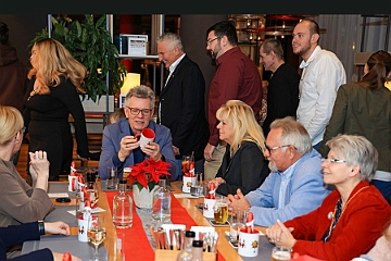 03 Weihnfe RoteFunken 2024-12-08 04  Ho, ho, ho… - Am Nikolaustag waren wir Gäste beim Stammtisch der Prinzengarde Duisburg im Coupe 1900 in Großenbaum. Samstags besuchten wir zuerst den Adventsbasar der Stadtgarde Rot-Weiss. Am Abend stand im IntercityHotel dann Weihnachtsfeier der Roten Funken auf dem Plan. Sonntags rundete das „Garde glühen“ der Prinzengarde an ihrem Archiv das weihnachtliche Wochenende ab. : DVPJ, Holger II, Phil II., Prinz Karneval, Prinz, Prinzessin Mia I., Hofmarschälle, Page, Pagen, Paginnen, HDK, Duisburg, Karneval, Helau, Tollität, Event, Session 2024, Session 2025, HDK Duisburg, Hauptausschuss, Hauptausschuss Karneval Duisburg, Duisburg ist echt
