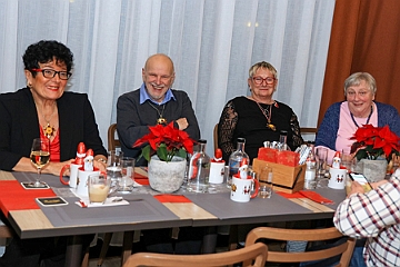 03 Weihnfe RoteFunken 2024-12-08 05  Ho, ho, ho… - Am Nikolaustag waren wir Gäste beim Stammtisch der Prinzengarde Duisburg im Coupe 1900 in Großenbaum. Samstags besuchten wir zuerst den Adventsbasar der Stadtgarde Rot-Weiss. Am Abend stand im IntercityHotel dann Weihnachtsfeier der Roten Funken auf dem Plan. Sonntags rundete das „Garde glühen“ der Prinzengarde an ihrem Archiv das weihnachtliche Wochenende ab. : DVPJ, Holger II, Phil II., Prinz Karneval, Prinz, Prinzessin Mia I., Hofmarschälle, Page, Pagen, Paginnen, HDK, Duisburg, Karneval, Helau, Tollität, Event, Session 2024, Session 2025, HDK Duisburg, Hauptausschuss, Hauptausschuss Karneval Duisburg, Duisburg ist echt