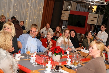 03 Weihnfe RoteFunken 2024-12-08 06  Ho, ho, ho… - Am Nikolaustag waren wir Gäste beim Stammtisch der Prinzengarde Duisburg im Coupe 1900 in Großenbaum. Samstags besuchten wir zuerst den Adventsbasar der Stadtgarde Rot-Weiss. Am Abend stand im IntercityHotel dann Weihnachtsfeier der Roten Funken auf dem Plan. Sonntags rundete das „Garde glühen“ der Prinzengarde an ihrem Archiv das weihnachtliche Wochenende ab. : DVPJ, Holger II, Phil II., Prinz Karneval, Prinz, Prinzessin Mia I., Hofmarschälle, Page, Pagen, Paginnen, HDK, Duisburg, Karneval, Helau, Tollität, Event, Session 2024, Session 2025, HDK Duisburg, Hauptausschuss, Hauptausschuss Karneval Duisburg, Duisburg ist echt