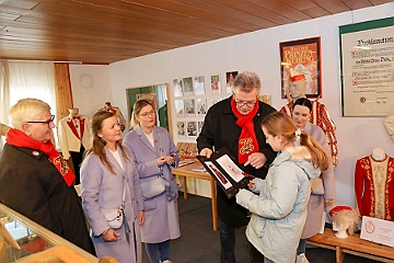 04 Gardegluehen PG  2024-12-08 08  Ho, ho, ho… - Am Nikolaustag waren wir Gäste beim Stammtisch der Prinzengarde Duisburg im Coupe 1900 in Großenbaum. Samstags besuchten wir zuerst den Adventsbasar der Stadtgarde Rot-Weiss. Am Abend stand im IntercityHotel dann Weihnachtsfeier der Roten Funken auf dem Plan. Sonntags rundete das „Garde glühen“ der Prinzengarde an ihrem Archiv das weihnachtliche Wochenende ab. : DVPJ, Holger II, Phil II., Prinz Karneval, Prinz, Prinzessin Mia I., Hofmarschälle, Page, Pagen, Paginnen, HDK, Duisburg, Karneval, Helau, Tollität, Event, Session 2024, Session 2025, HDK Duisburg, Hauptausschuss, Hauptausschuss Karneval Duisburg, Duisburg ist echt