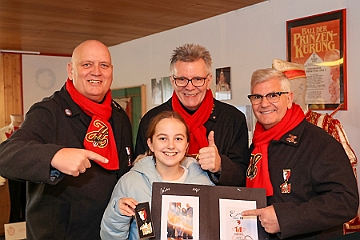 04 Gardegluehen PG  2024-12-08 09  Ho, ho, ho… - Am Nikolaustag waren wir Gäste beim Stammtisch der Prinzengarde Duisburg im Coupe 1900 in Großenbaum. Samstags besuchten wir zuerst den Adventsbasar der Stadtgarde Rot-Weiss. Am Abend stand im IntercityHotel dann Weihnachtsfeier der Roten Funken auf dem Plan. Sonntags rundete das „Garde glühen“ der Prinzengarde an ihrem Archiv das weihnachtliche Wochenende ab. : DVPJ, Holger II, Phil II., Prinz Karneval, Prinz, Prinzessin Mia I., Hofmarschälle, Page, Pagen, Paginnen, HDK, Duisburg, Karneval, Helau, Tollität, Event, Session 2024, Session 2025, HDK Duisburg, Hauptausschuss, Hauptausschuss Karneval Duisburg, Duisburg ist echt
