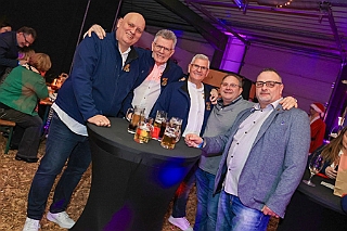 Weihnachtsp Buddys 2024-12-21 02  Happy X-MAS 21.Dezember - Samstag Abend im Buddy´s. Wir waren zu Gast bei der Christmas Party - Dem Höhepunkt des Jahres! Wir feiern das Ende der Adventszeit mit einer unvergesslichen Patynacht. : DVPJ, Holger II, Phil II., Prinz Karneval, Prinz, Prinzessin Mia I., Hofmarschälle, Page, Pagen, Paginnen, HDK, Duisburg, Karneval, Helau, Tollität, Event, Session 2024, Session 2025, HDK Duisburg, Hauptausschuss, Hauptausschuss Karneval Duisburg, Duisburg ist echt