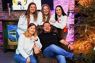 Weihnachtsp Buddys 2024-12-21 06  Happy X-MAS 21.Dezember - Samstag Abend im Buddy´s. Wir waren zu Gast bei der Christmas Party - Dem Höhepunkt des Jahres! Wir feiern das Ende der Adventszeit mit einer unvergesslichen Patynacht. : DVPJ, Holger II, Phil II., Prinz Karneval, Prinz, Prinzessin Mia I., Hofmarschälle, Page, Pagen, Paginnen, HDK, Duisburg, Karneval, Helau, Tollität, Event, Session 2024, Session 2025, HDK Duisburg, Hauptausschuss, Hauptausschuss Karneval Duisburg, Duisburg ist echt