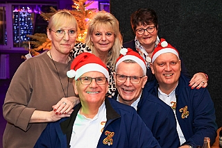 Weihnachtsp Buddys 2024-12-21 07  Happy X-MAS 21.Dezember - Samstag Abend im Buddy´s. Wir waren zu Gast bei der Christmas Party - Dem Höhepunkt des Jahres! Wir feiern das Ende der Adventszeit mit einer unvergesslichen Patynacht. : DVPJ, Holger II, Phil II., Prinz Karneval, Prinz, Prinzessin Mia I., Hofmarschälle, Page, Pagen, Paginnen, HDK, Duisburg, Karneval, Helau, Tollität, Event, Session 2024, Session 2025, HDK Duisburg, Hauptausschuss, Hauptausschuss Karneval Duisburg, Duisburg ist echt