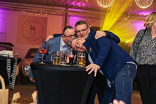 Weihnachtsp Buddys 2024-12-21 08  Happy X-MAS 21.Dezember - Samstag Abend im Buddy´s. Wir waren zu Gast bei der Christmas Party - Dem Höhepunkt des Jahres! Wir feiern das Ende der Adventszeit mit einer unvergesslichen Patynacht. : DVPJ, Holger II, Phil II., Prinz Karneval, Prinz, Prinzessin Mia I., Hofmarschälle, Page, Pagen, Paginnen, HDK, Duisburg, Karneval, Helau, Tollität, Event, Session 2024, Session 2025, HDK Duisburg, Hauptausschuss, Hauptausschuss Karneval Duisburg, Duisburg ist echt