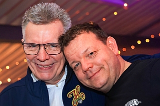 Weihnachtsp Buddys 2024-12-21 09  Happy X-MAS 21.Dezember - Samstag Abend im Buddy´s. Wir waren zu Gast bei der Christmas Party - Dem Höhepunkt des Jahres! Wir feiern das Ende der Adventszeit mit einer unvergesslichen Patynacht. : DVPJ, Holger II, Phil II., Prinz Karneval, Prinz, Prinzessin Mia I., Hofmarschälle, Page, Pagen, Paginnen, HDK, Duisburg, Karneval, Helau, Tollität, Event, Session 2024, Session 2025, HDK Duisburg, Hauptausschuss, Hauptausschuss Karneval Duisburg, Duisburg ist echt