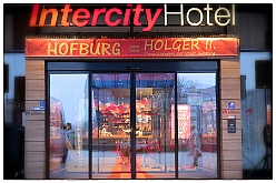 Hofburg 2025-01-17 001  Einzug in die Hofburg - 17. Januar 2025, ein kühler Abend vor dem IntercityHotel am Duisburger Hauptbahnhof. Wir begrüßten die anwesenden Gesellschaften vor der Tür mit anschließender Fahnenhissung. Danach gab es ein feucht fröhliches Miteinander im Restaurant und an der Bar. : DVPJ, Holger II, Phil II., Prinz Karneval, Prinz, Prinzessin Mia I., Hofmarschälle, Page, Pagen, Paginnen, HDK, Duisburg, Karneval, Helau, Tollität, Event, Session 2024, Session 2025, HDK Duisburg, Hauptausschuss, Hauptausschuss Karneval Duisburg, Duisburg ist echt