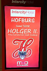 Hofburg 2025-01-17 002  Einzug in die Hofburg - 17. Januar 2025, ein kühler Abend vor dem IntercityHotel am Duisburger Hauptbahnhof. Wir begrüßten die anwesenden Gesellschaften vor der Tür mit anschließender Fahnenhissung. Danach gab es ein feucht fröhliches Miteinander im Restaurant und an der Bar. : DVPJ, Holger II, Phil II., Prinz Karneval, Prinz, Prinzessin Mia I., Hofmarschälle, Page, Pagen, Paginnen, HDK, Duisburg, Karneval, Helau, Tollität, Event, Session 2024, Session 2025, HDK Duisburg, Hauptausschuss, Hauptausschuss Karneval Duisburg, Duisburg ist echt