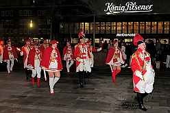 Hofburg 2025-01-17 004  Einzug in die Hofburg - 17. Januar 2025, ein kühler Abend vor dem IntercityHotel am Duisburger Hauptbahnhof. Wir begrüßten die anwesenden Gesellschaften vor der Tür mit anschließender Fahnenhissung. Danach gab es ein feucht fröhliches Miteinander im Restaurant und an der Bar. : DVPJ, Holger II, Phil II., Prinz Karneval, Prinz, Prinzessin Mia I., Hofmarschälle, Page, Pagen, Paginnen, HDK, Duisburg, Karneval, Helau, Tollität, Event, Session 2024, Session 2025, HDK Duisburg, Hauptausschuss, Hauptausschuss Karneval Duisburg, Duisburg ist echt