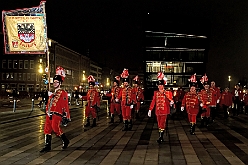 Hofburg 2025-01-17 005  Einzug in die Hofburg - 17. Januar 2025, ein kühler Abend vor dem IntercityHotel am Duisburger Hauptbahnhof. Wir begrüßten die anwesenden Gesellschaften vor der Tür mit anschließender Fahnenhissung. Danach gab es ein feucht fröhliches Miteinander im Restaurant und an der Bar. : DVPJ, Holger II, Phil II., Prinz Karneval, Prinz, Prinzessin Mia I., Hofmarschälle, Page, Pagen, Paginnen, HDK, Duisburg, Karneval, Helau, Tollität, Event, Session 2024, Session 2025, HDK Duisburg, Hauptausschuss, Hauptausschuss Karneval Duisburg, Duisburg ist echt