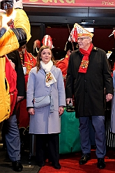 Hofburg 2025-01-17 007  Einzug in die Hofburg - 17. Januar 2025, ein kühler Abend vor dem IntercityHotel am Duisburger Hauptbahnhof. Wir begrüßten die anwesenden Gesellschaften vor der Tür mit anschließender Fahnenhissung. Danach gab es ein feucht fröhliches Miteinander im Restaurant und an der Bar. : DVPJ, Holger II, Phil II., Prinz Karneval, Prinz, Prinzessin Mia I., Hofmarschälle, Page, Pagen, Paginnen, HDK, Duisburg, Karneval, Helau, Tollität, Event, Session 2024, Session 2025, HDK Duisburg, Hauptausschuss, Hauptausschuss Karneval Duisburg, Duisburg ist echt