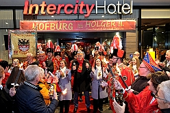Hofburg 2025-01-17 009  Einzug in die Hofburg - 17. Januar 2025, ein kühler Abend vor dem IntercityHotel am Duisburger Hauptbahnhof. Wir begrüßten die anwesenden Gesellschaften vor der Tür mit anschließender Fahnenhissung. Danach gab es ein feucht fröhliches Miteinander im Restaurant und an der Bar. : DVPJ, Holger II, Phil II., Prinz Karneval, Prinz, Prinzessin Mia I., Hofmarschälle, Page, Pagen, Paginnen, HDK, Duisburg, Karneval, Helau, Tollität, Event, Session 2024, Session 2025, HDK Duisburg, Hauptausschuss, Hauptausschuss Karneval Duisburg, Duisburg ist echt