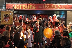 Hofburg 2025-01-17 010  Einzug in die Hofburg - 17. Januar 2025, ein kühler Abend vor dem IntercityHotel am Duisburger Hauptbahnhof. Wir begrüßten die anwesenden Gesellschaften vor der Tür mit anschließender Fahnenhissung. Danach gab es ein feucht fröhliches Miteinander im Restaurant und an der Bar. : DVPJ, Holger II, Phil II., Prinz Karneval, Prinz, Prinzessin Mia I., Hofmarschälle, Page, Pagen, Paginnen, HDK, Duisburg, Karneval, Helau, Tollität, Event, Session 2024, Session 2025, HDK Duisburg, Hauptausschuss, Hauptausschuss Karneval Duisburg, Duisburg ist echt