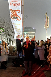 Hofburg 2025-01-17 011  Einzug in die Hofburg - 17. Januar 2025, ein kühler Abend vor dem IntercityHotel am Duisburger Hauptbahnhof. Wir begrüßten die anwesenden Gesellschaften vor der Tür mit anschließender Fahnenhissung. Danach gab es ein feucht fröhliches Miteinander im Restaurant und an der Bar. : DVPJ, Holger II, Phil II., Prinz Karneval, Prinz, Prinzessin Mia I., Hofmarschälle, Page, Pagen, Paginnen, HDK, Duisburg, Karneval, Helau, Tollität, Event, Session 2024, Session 2025, HDK Duisburg, Hauptausschuss, Hauptausschuss Karneval Duisburg, Duisburg ist echt