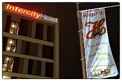 Hofburg 2025-01-17 012  Einzug in die Hofburg - 17. Januar 2025, ein kühler Abend vor dem IntercityHotel am Duisburger Hauptbahnhof. Wir begrüßten die anwesenden Gesellschaften vor der Tür mit anschließender Fahnenhissung. Danach gab es ein feucht fröhliches Miteinander im Restaurant und an der Bar. : DVPJ, Holger II, Phil II., Prinz Karneval, Prinz, Prinzessin Mia I., Hofmarschälle, Page, Pagen, Paginnen, HDK, Duisburg, Karneval, Helau, Tollität, Event, Session 2024, Session 2025, HDK Duisburg, Hauptausschuss, Hauptausschuss Karneval Duisburg, Duisburg ist echt
