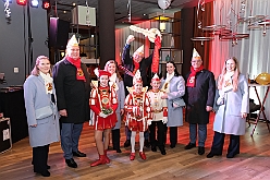 Hofburg 2025-01-17 013  Einzug in die Hofburg - 17. Januar 2025, ein kühler Abend vor dem IntercityHotel am Duisburger Hauptbahnhof. Wir begrüßten die anwesenden Gesellschaften vor der Tür mit anschließender Fahnenhissung. Danach gab es ein feucht fröhliches Miteinander im Restaurant und an der Bar. : DVPJ, Holger II, Phil II., Prinz Karneval, Prinz, Prinzessin Mia I., Hofmarschälle, Page, Pagen, Paginnen, HDK, Duisburg, Karneval, Helau, Tollität, Event, Session 2024, Session 2025, HDK Duisburg, Hauptausschuss, Hauptausschuss Karneval Duisburg, Duisburg ist echt
