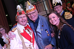 Hofburg 2025-01-17 018  Einzug in die Hofburg - 17. Januar 2025, ein kühler Abend vor dem IntercityHotel am Duisburger Hauptbahnhof. Wir begrüßten die anwesenden Gesellschaften vor der Tür mit anschließender Fahnenhissung. Danach gab es ein feucht fröhliches Miteinander im Restaurant und an der Bar. : DVPJ, Holger II, Phil II., Prinz Karneval, Prinz, Prinzessin Mia I., Hofmarschälle, Page, Pagen, Paginnen, HDK, Duisburg, Karneval, Helau, Tollität, Event, Session 2024, Session 2025, HDK Duisburg, Hauptausschuss, Hauptausschuss Karneval Duisburg, Duisburg ist echt