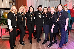 Hofburg 2025-01-17 022  Einzug in die Hofburg - 17. Januar 2025, ein kühler Abend vor dem IntercityHotel am Duisburger Hauptbahnhof. Wir begrüßten die anwesenden Gesellschaften vor der Tür mit anschließender Fahnenhissung. Danach gab es ein feucht fröhliches Miteinander im Restaurant und an der Bar. : DVPJ, Holger II, Phil II., Prinz Karneval, Prinz, Prinzessin Mia I., Hofmarschälle, Page, Pagen, Paginnen, HDK, Duisburg, Karneval, Helau, Tollität, Event, Session 2024, Session 2025, HDK Duisburg, Hauptausschuss, Hauptausschuss Karneval Duisburg, Duisburg ist echt