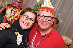 Hofburg 2025-01-17 023  Einzug in die Hofburg - 17. Januar 2025, ein kühler Abend vor dem IntercityHotel am Duisburger Hauptbahnhof. Wir begrüßten die anwesenden Gesellschaften vor der Tür mit anschließender Fahnenhissung. Danach gab es ein feucht fröhliches Miteinander im Restaurant und an der Bar. : DVPJ, Holger II, Phil II., Prinz Karneval, Prinz, Prinzessin Mia I., Hofmarschälle, Page, Pagen, Paginnen, HDK, Duisburg, Karneval, Helau, Tollität, Event, Session 2024, Session 2025, HDK Duisburg, Hauptausschuss, Hauptausschuss Karneval Duisburg, Duisburg ist echt